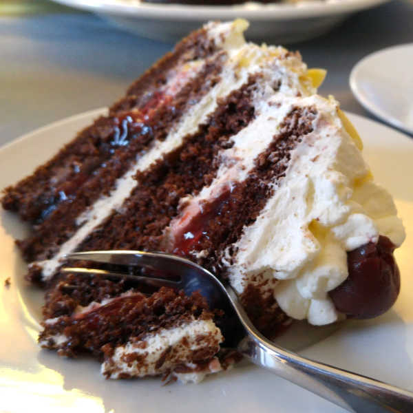 Easy German Black Forest Cherry Cake – Oma's Schwarzwälder Kirschtorte